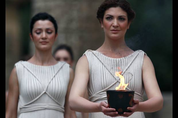 Foto Reuters - En un d&#237;a c&#225;lido y soleado en el lugar que acogi&#243; los Juegos de la Antig&#252;edad, una actriz que interpretaba a la m&#225;xima sacerdotisa encendi&#243; la llama con ayuda de un espejo parab&#243;lico.