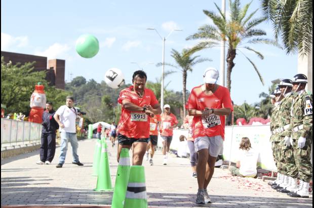 Esteban Jaramillo y Sebasti&#225;n Salazar - M&#225;s de 10 mil competidores se dieron cita en esta hist&#243;rica cita deportiva que se corr&#237;a en las modalidades de 5, 10, 21 y 42 kil&#243;metros.