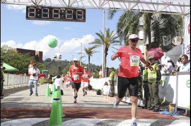 Esteban Jaramillo y Sebasti&#225;n Salazar - M&#225;s de 10 mil competidores se dieron cita en esta hist&#243;rica cita deportiva que se corr&#237;a en las modalidades de 5, 10, 21 y 42 kil&#243;metros.