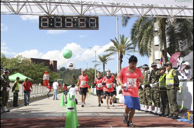 Esteban Jaramillo y Sebasti&#225;n Salazar - M&#225;s de 10 mil competidores se dieron cita en esta hist&#243;rica cita deportiva que se corr&#237;a en las modalidades de 5, 10, 21 y 42 kil&#243;metros.