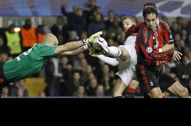 AP - El Tottenham se clasific&#243; este mi&#233;rcoles para los cuartos de final de la Liga de Campeones al empatar sin goles en su ag&#243;nico desenlace ante el AC Milan en Londres, donde los ingleses sufrieron para conservar su ventaja de la ida (0-1) y los italianos merecieron m&#225;s.