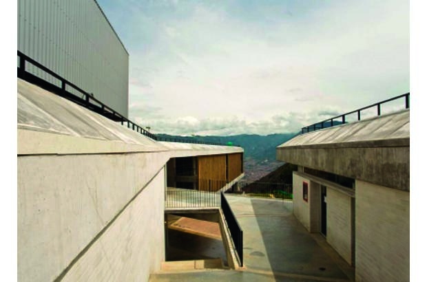 Categor&#237;a Proyecto Arquitect&#243;nico - Colegio Santo Domingo Savio, ubicado en el barrio del mismo nombre de la comuna Nororiental de Medell&#237;n.