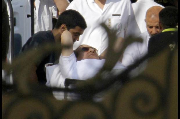AP - Los m&#233;dicos escoltan al ex presidente egipcio Hosni Mubarak, de 85 a&#241;os, en su traslado en un helic&#243;ptero ambulancia al Hospital Militar Maadi de la prisi&#243;n de Tora en El Cairo.