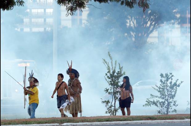 AP - Algunos manifestantes lanzaron piedras hacia los policías, que respondieron con gases lacrimógenos y tropas de caballería que cargaron contra la multitud y la dispersaron por momentos.