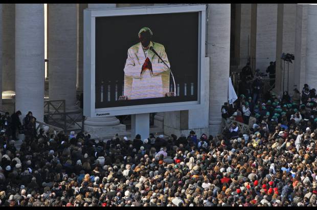 AP - A medida que el papa avanzaba en su discurso sobre el proceso de su renuncia el silencio se tornaba en clara conmoción de los allí presentes.
