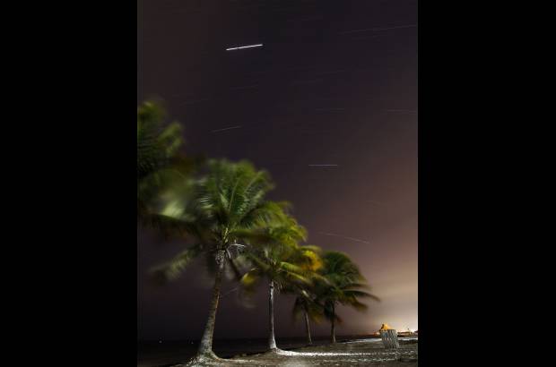 Reuters - Un paisaje de ensue&#241;o en las playas de Canc&#250;n en M&#233;xico. A la belleza del mar se suma la lluvia de estrellas.