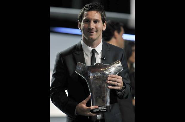 Reuters - El argentino Lionel Messi recibió en Mónaco el premio al Mejor Jugador de Europa de la temporada 2010-2011, premio que entrega la Uefa por primera vez.