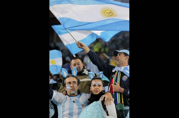 Reuters - Argentina dominó todo el encuentro, con una posesión de casi el 70 por ciento, pero Grecia propuso un partido trabado en la mitad de su cancha, donde colocó dos férreas líneas defensivas que los delanteros argentinos no lograban penetrar.