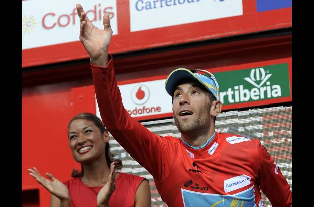 - En el podio el que disfruta es el italiano Vincenzo Nibali.