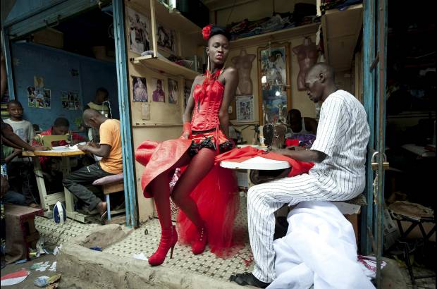 Reuters - Vincent Boisot, un franc&#233;s de la revista Le Figaro, qued&#243; en segundo lugar con esta imagen de una modelo prepar&#225;ndose para la Semana de la Moda en Dakar.