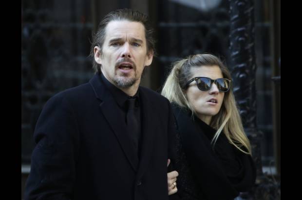 AP - El actor than Hawke tambi&#233;n lleg&#243; al funeral en Nueva York.