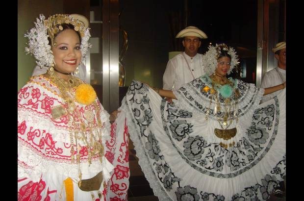 Nelson Matta - El grupo Ecos de mi Tierra escenifica los bailes t&#237;picos de Panam&#225;, varios derivados de la cumbia.