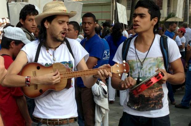 Cortes&#237;a - Con m&#250;sica y cantos, los j&#243;venes pidieron que llegue la paz a Colombia.