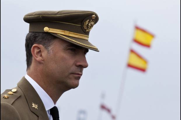 Reuters - La ceremonia se cumpli&#243; en el cuartel de la Isleta, en Gran Canaria. Al heredero de la corona se le vio muy afectado.