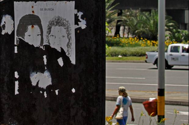 Henry Agudelo - Los postes de la ciudad son el reflejo de esa carga explosiva de una necesidad manifiesta, de alguna inconformidad, una esperanza.