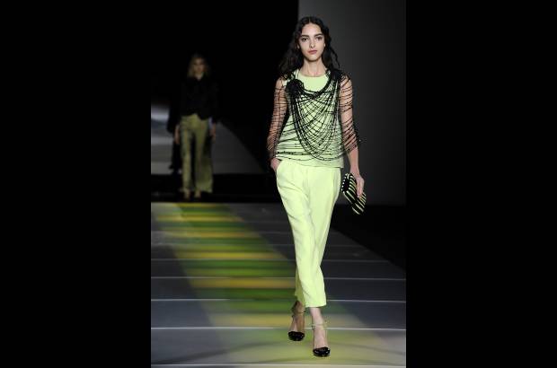 AP - Giorgio Armani, de 79 años, cerró la Semana de la Moda femenina de Milán. Sus diseños sorprendieron por teñir la franela de grises claros y oscuros a los que se unió el verde lima, para vestir a una mujer sencilla pero elegante. Para la noche, los vestidos largos palabra de honor o con escotes vertiginosos fueron los encargados de poner la nota de distinción en el desfile.