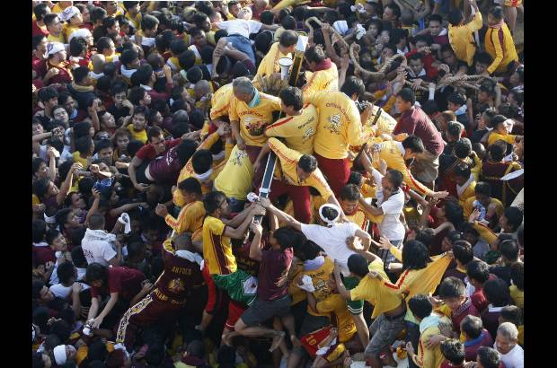 AP - El Nazareno Negro es una talla de madera que lleg&#243; a Manila el 31 de mayo de 1606 con una misi&#243;n de religiosos agustinos que viajaron desde la ciudad mexicana de Acapulco y que se ha convertido en uno de los referentes religiosos m&#225;s importantes de la excolonia espa&#241;ola y &#250;nica naci&#243;n de mayor&#237;a cat&#243;lica de Asia. Los fieles atribuyen incontables milagros y cuentan que sobrevivi&#243; a grandes terremotos, a incendios y al bombardeo de Manila durante la Segunda Guerra Mundial.