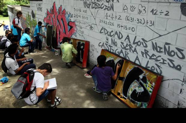 Julio C&#233;sar Herrera - La Escuela de Grafiti Comuna 5 adelanta actividades con los j&#243;venes del sector. Ellos le apuestan a una expresi&#243;n m&#225;s art&#237;stica.