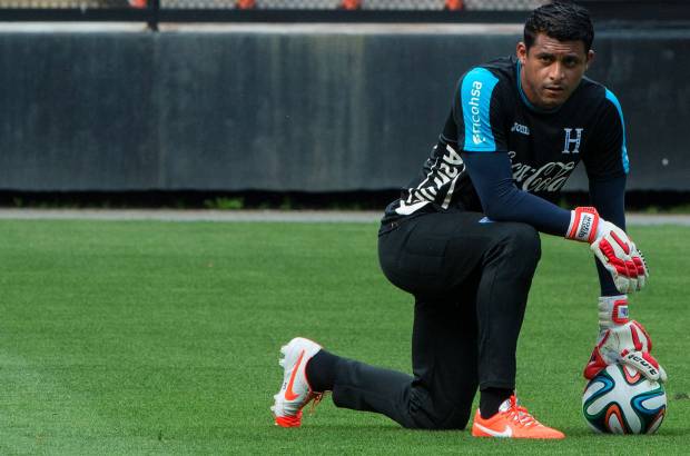 FOTO AFP - Noel Valladares, guardameta hondure&#241;o de 37 a&#241;os, es uno de los tres convocados en esa posici&#243;n por el t&#233;cnico colombiano Luis Fernando Su&#225;rez.