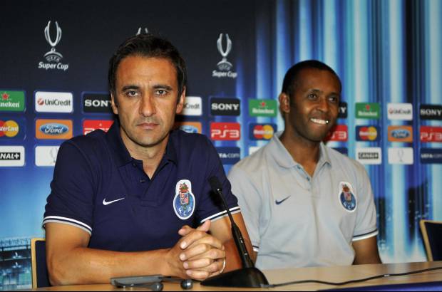 Reuters - El técnico del Porto Victor Pereira y el portero Helton Da Silva. El conjunto azulgrana llega a la cita acuciado por las bajas en defensa de Piqué, Puyol y Maxwell están lesionados. Porto, por su parte, llega a su primera gran cita de la temporada sin los goles del ariete colombiano Radamel Falcao García.