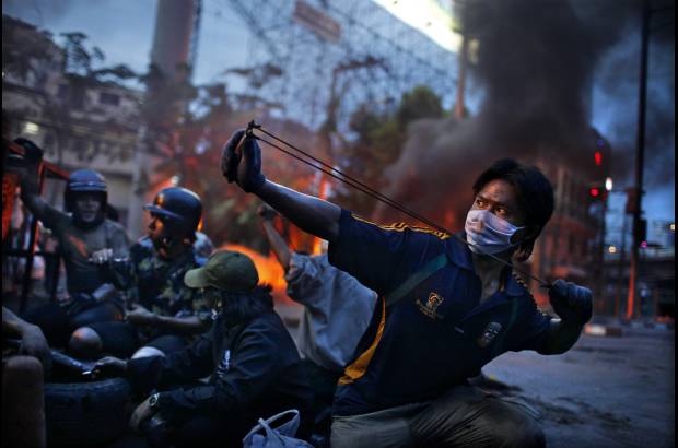 AP - El francés Corentin Fohlen fue distinguido por una imagen que plasma los disturbios antigubernamentales en Bangkok, Tailandia.