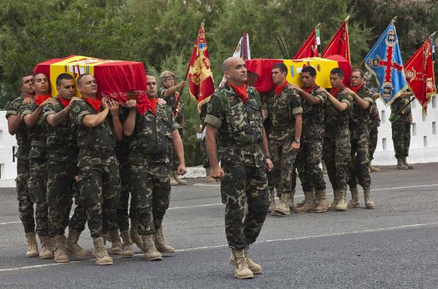 Reuters - Los restos mortales de los dos militares fueron trasladados el lunes desde Afganist&#225;n a las Islas Canarias donde tiene su base el Regimiento de Infanter&#237;a Soria n&#250;mero 9 al que pertenec&#237;an.
