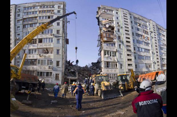 Reuters - En Rusia un edificio de nueve pisos se derrumb&#243; parcialmente en la ciudad de Astrakhan. El edificio se derrumb&#243; tras una explosi&#243;n de gas de uso dom&#233;stico. Murieron 6 personas.