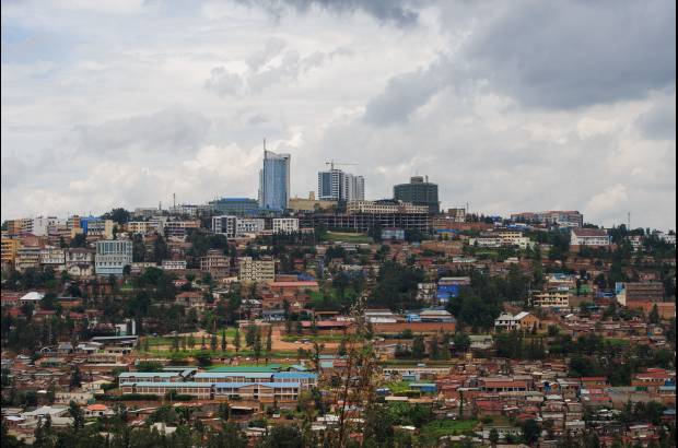 AFP - El régimen de Kagame, en el poder desde el año 2000, ha impulsado la transición de la economía desde un modelo agrario a otro basado en el sector servicios y el conocimiento. La pujante economía ruandesa y la calidad de los servicios públicos, son los baluartes de Kagame ante una comunidad internacional que rara vez recuerda las sombras de su mandato en el terreno de los derechos humanos.
