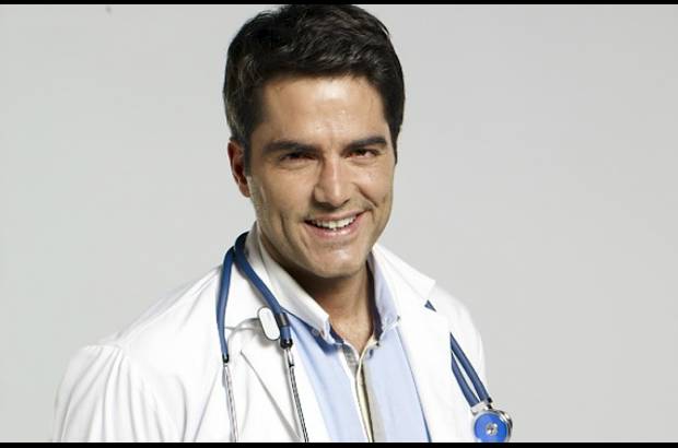 CORTESÍA CANAL CARACOL - Ernesto Calzadilla es Alejandro Pulido Maldonado, un malgeniado médico especializado en neuropsiquiatría. Tiene una novia, Camila Santos, que no la ama. Cuando conoce a Macarena descubre que "el corazón muchas veces le gana a la razón". Se enamora de ella a pesar de que es su polo opuesto.