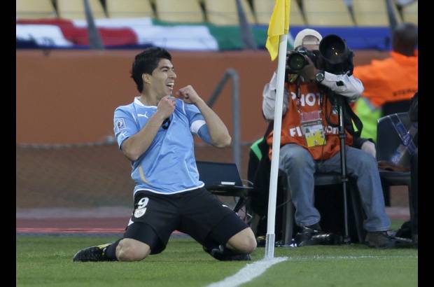 AP - Su&#225;rez desperdici&#243; la primera posibilidad clara de gol a los seis minutos cuando remat&#243; desviado entrando al &#225;rea por la derecha y no se mostr&#243; muy peligroso. Luego se redimir&#237;a marcando el &#250;nico tanto del partido al definir una jugada de ataque con un gran cabezazo a los 43 minutos.