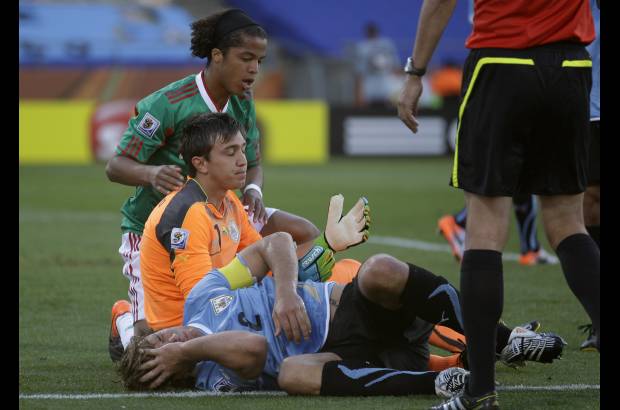 AP - M&#233;xico se volc&#243; en ataque y los suramericanos mantuvieron a sus rivales bastante controlados y alejados de su valla con un gran papel del defensor celeste Jorge Fucile.
