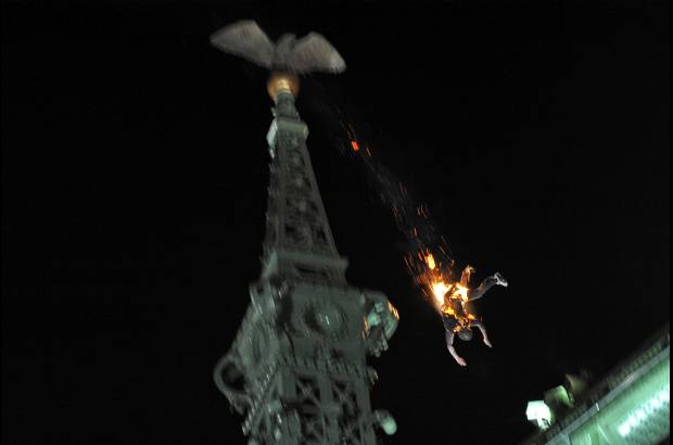 AP - La categoría Spot News Singles fue para Peter Lakatos, de Hungría, que muestra un salto suicida, en Budapest, Hungría.