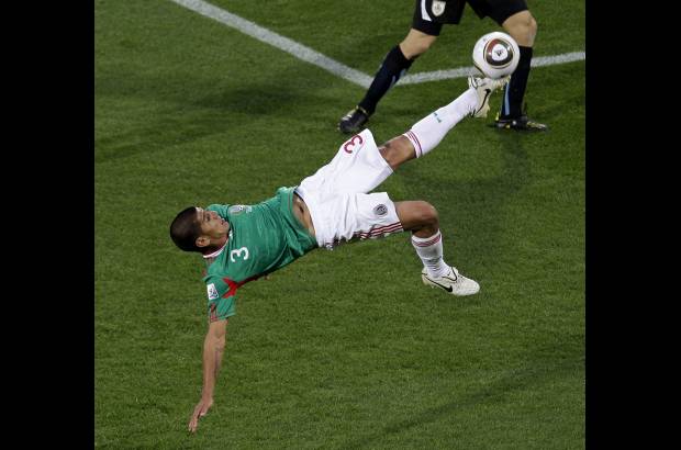 AP - M&#233;xico se mostr&#243; m&#225;s ofensivo en el inicio del partido, mientras que Uruguay se plant&#243; unos metros m&#225;s atr&#225;s en el campo de juego y tuvo contraataques peligrosos.