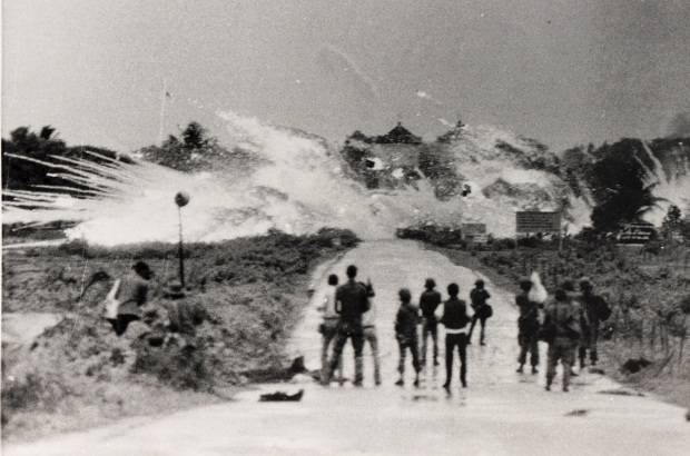 AP - Las bombas con la mezcla de napalm y f&#243;sforo blanco cayeronen medio de los hogares y en frente del templo de Cao Dai donde se refugiaron muchas personas.