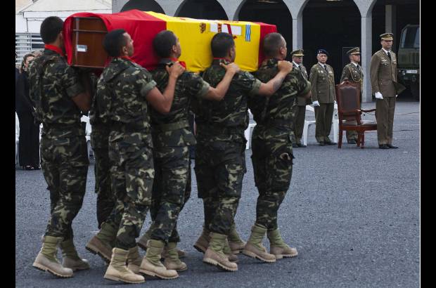 Reuters - El sargento Manuel Argudin, de 34 a&#241;os, y la soldado Niyireth Pineda, colombiana de 31 a&#241;os, fallecieron el domingo al estallar una bomba al paso del veh&#237;culo blindado Lince en el que viajaban.