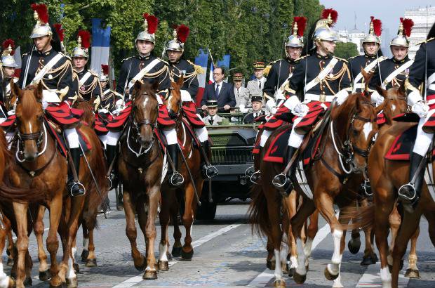 AFP - ... y 241 caballos de la Guardia Republicana.