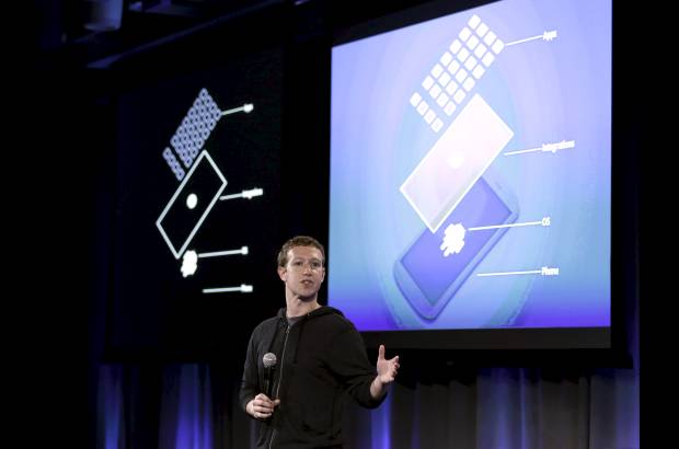 Reuters - Zuckerberg dijo que los usuarios pueden tener una experiencia en tel&#233;fonos Android que no pueden tener en otras plataformas, y asegur&#243; que el objetivo es es poner a &quot;las personas por encima de las aplicaciones&quot;.