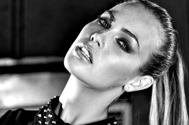 CORTES&#205;A INFORMA MODELS - La brasile&#241;a Ver&#243;nica Assis comenz&#243; en la carrera del modelaje a los 13 a&#241;os y ser&#225; una de las gratas sorpresas de la Feria. Sus dise&#241;adores favoritos son Giorgio Armani, Coco Chanel y Diane Von Furstenberg.