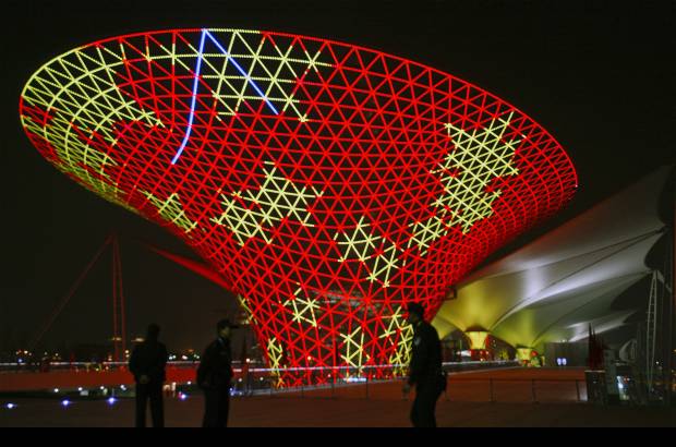 AP - La Exposición Universal de Shanghái tuvo una área de 5,28 kilómetros cuadrados, 239 países y organismos participantes y 73.084.400 visitantes.