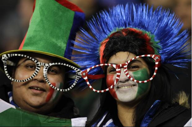 AP - Muchos hinchas alentando a Italia.