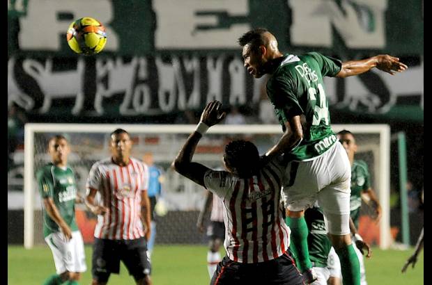 COLPRENSA - En otro clásico, Deportivo Cali salvó un punto en casa contra el recuperado Junior de Barranquilla, que deja a los dos clubes en la pelea de la recta final por estar en la fiesta semifinal, con los azucareros dentro de los 8 y los tiburones en la novena casilla.