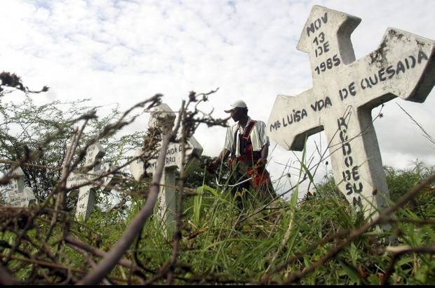 FOTO MANUEL SALDARRIAGA - Con el pasar de los a&#241;os, los sobrevivientes visitan el lugar en el que vivieron con sus familias para quitar la maleza y embellecerlo. Im&#225;genes de los 20 a&#241;os de la tragedia.