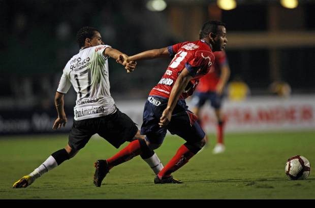 AP - El &#250;nico gol lleg&#243; a los 22 minutos tras un centro del veterano astro Roberto Carlos, que el defensor de Corinthians William desvi&#243; primero, para que luego Juan Valencia, del Medell&#237;n, metiera la pelota en su propio arco al intentar despejar.