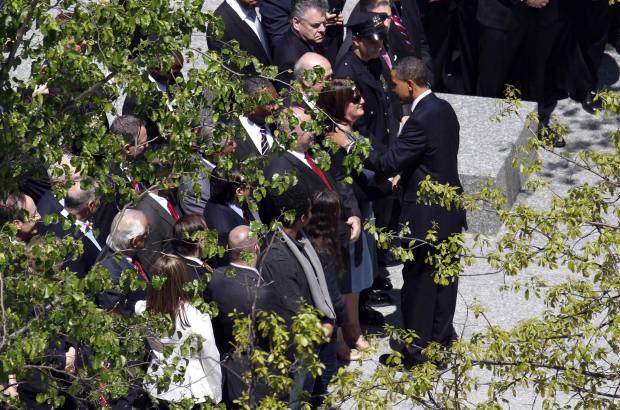 Reuters - Obama saludó a varios de los familiares de las víctimas de los atentados del 11 de septiembre de 2001.