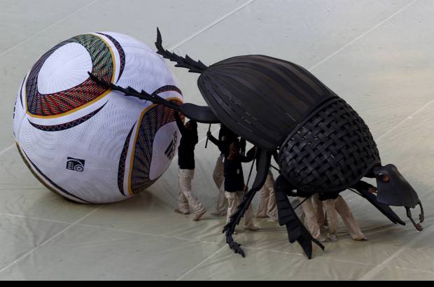 Reuters - Un escarabajo gigante hizo rodar un bal&#243;n sobre la arena.