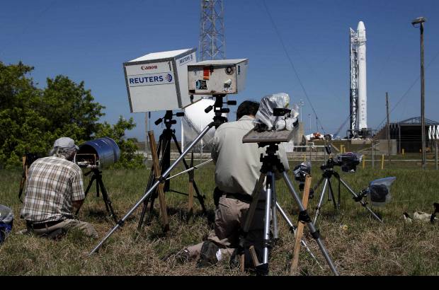 Reuters - La c&#225;psula tiene capacidad para 3,3 toneladas de carga, pero dado que &#233;sta es una misi&#243;n de prueba, transporta s&#243;lo materiales importantes pero no cr&#237;ticos, indic&#243; la Nasa. La mayor parte de lo fletado en esta ocasi&#243;n consiste en ropa y comida.