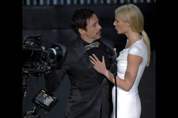 AP - Gwyneth Paltrow y Robert Downey Jr. fueron otros de los famosos en que entregaron galardones.