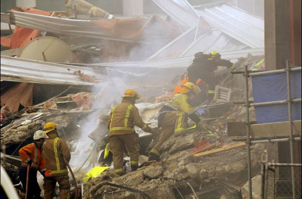 AP - Los bomberos tambi&#233;n tuvieron que sofocar varios conatos de incendio tras el movimiento tel&#250;rico.