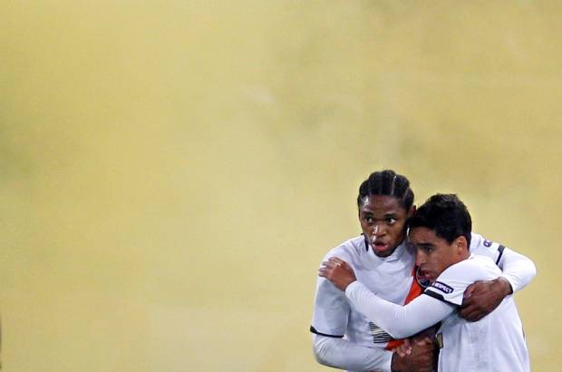 Reuters - La celebraci&#243;n de los jugadores Shakhtar Donetsk, respaldados en el fondo por un gran n&#250;mero de seguidores que se hicieron presentes en el estadio Ol&#237;mpico de Roma.