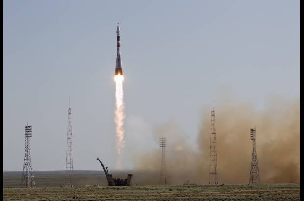 Reuters - Adem&#225;s, el aplazamiento oblig&#243; a recortar de 160 a 126 d&#237;as la duraci&#243;n de la misi&#243;n espacial de Padalka, Revin y Acab&#225;, por lo que tendr&#225;n un programa de tareas m&#225;s apretado.